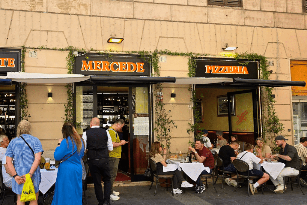 Da anni, il Ristorante Pizzeria Mercede accoglie romani e viaggiatori con i sapori autentici della nostra terra. La nostra è una storia fatta di ingredienti selezionati, ricette tramandate e l'amore per la vera ospitalità italiana.